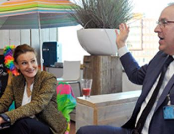 Burgemeester Aboutaleb en burgemeester Oskam op bezoek bij Pfizer Nederland