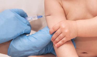 ‘Minder kinderbijslag voor ouders die kind niet laten inenten’