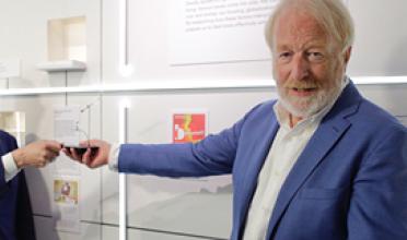Jaap van Dissel vult lege museumvitrine met het eerste vaccin 