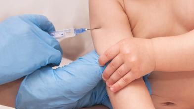 ‘Minder kinderbijslag voor ouders die kind niet laten inenten’
