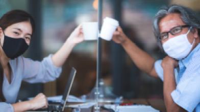 Pfizer en BioNTech bereiken een overeenkomst om de EU 200 miljoen doses van hun BNT162b2 mRNA kandidaat-vaccin tegen SARS-CoV-2 te leveren | Pfizer Nederland