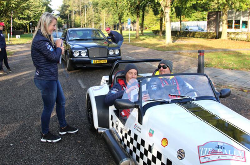 Oldtimers en newtimers rijden rally voor couveusekinderen | Pfizer Nederland