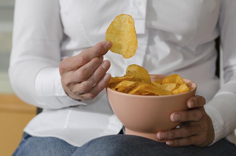 Chips eten -Goede voornemens kun je leren volhouden